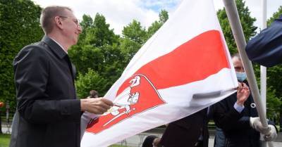 Флаг белорусской оппозиции, который Стакис и Ринкевич подняли на ЧМ по хоккею, продали за 12,6 тысяч долларов