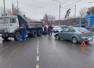 КАМАЗ и иномарка попали в ДТП в Липецке