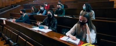 В Москве и Подмосковье вузы будут пускать студентов на очные лекции по QR-кодам