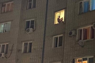 В центре Волгограда мужчина угрожает скинуться с окна