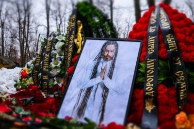 В Москве на Пятницком кладбище неизвестный обокрал могилу Децла