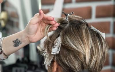 Женщины старше 30 запустили тренд на седые волосы