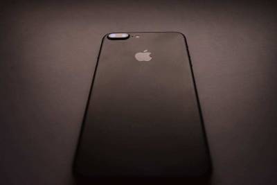 Apple представила тонкий и прочный шарнир для iPhone с гибким экраном