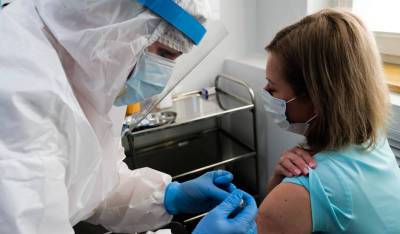 Росздравнадзор дал указание выявлять медиков, призывающих к отказу от вакцинации против COVID-19