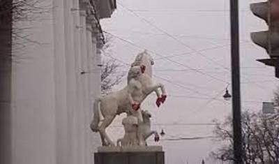 Жителей Петербурга задержали за утепление конных статуй