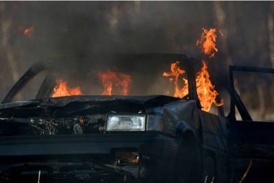 Неизвестный сжег четыре припаркованных авто во Всеволожском районе