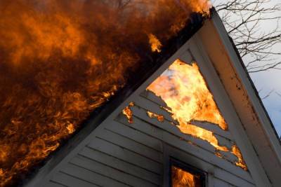 Восемь спасателей ликвидировали пожар в строящемся доме в Выборгском районе