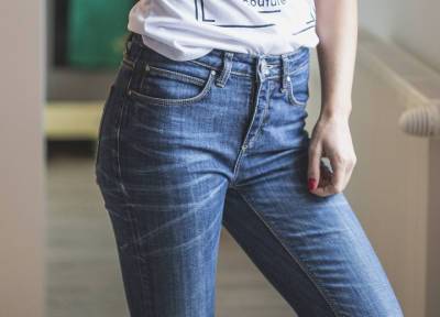 Свободные джинсы с завышенной талией – главный зимний тренд сезона 2021/22