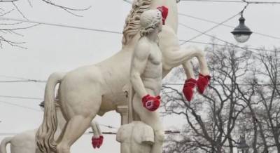 В Петербурге задержали блогеров, надевших варежки на скульптуры коней на Аничковом мосту