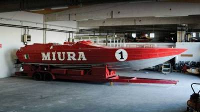 Скоростной катер Miura с двумя двигателями Lamborghini V12 отправляется на аукцион