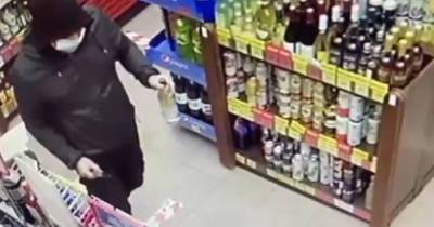 Мигрант напал на кассиршу продуктового магазина с ножом и попал на видео