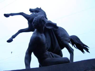 В Петербурге отпустили активистов, которые украсили скульптуры Аничкова моста варежками