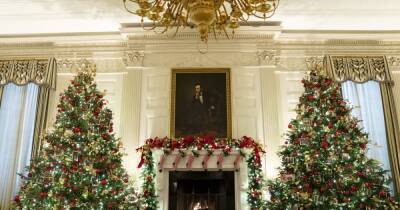 10 тысяч украшений и носки от Санты: Белый дом нарядили к Рождеству (фото)