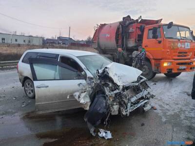 Сахалинский автомобилист не справился с управлением и въехал в КамАЗ