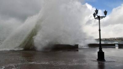 Ураган потопил и сорвал с якорей суда в порту Ялты