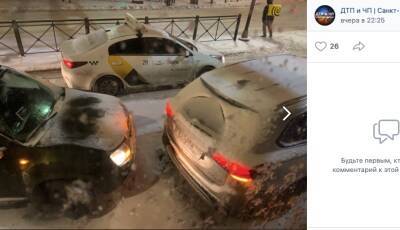 Renault «затормозил» Mitsubishi в пробке на заснеженном Петергофском шоссе