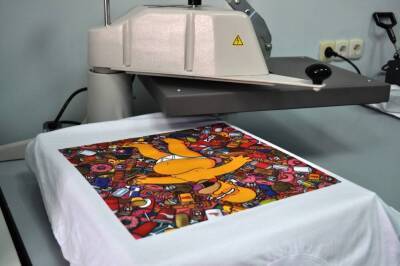 Печать на одежде на заказ: выбор фасона, стойкий вышитый или напечатанный логотип, тысячи единиц товара пошьют за сутки
