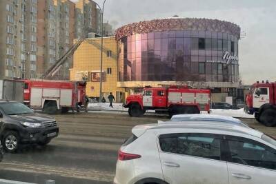 Пожар произошел в крупном торговом центре Кемерова