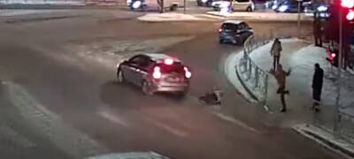 В Петрозаводске прохожего вытолкнули под движущийся автомобиль (ВИДЕО)