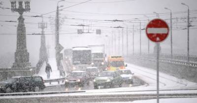 В Риге из-за снега - замедлено движение транспорта; движение затруднено по всей Латвии