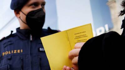 В Австрии будут штрафовать за отказ от вакцинации против коронавируса