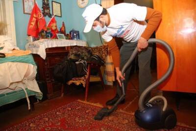 Астраханские волонтёры продолжают помогать по хозяйству ветеранам в рамках акции по патронажу