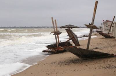 Ураган в Крыму повредил более 20 автомобилей и 10 крыш