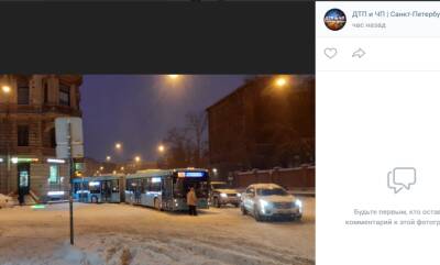 В заснеженном центре Петербурга на улице застрял автобус