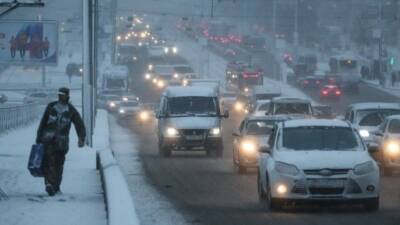 Петербург на фоне многочасового снегопада встал в десятибалльных пробках