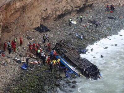 Есть жертвы: в Перу микроавтобус упал с обрыва