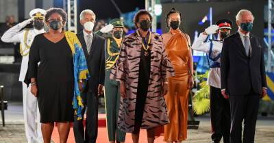 Барбадос официально стал республикой. Первое звание Национального героя присвоили Рианне