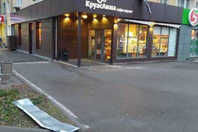 На улице Гагарина в Рязани ветер сорвал часть крыши с магазина