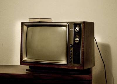 В Тюмени погиб 2-летний мальчик, уронив на себя старый телевизор