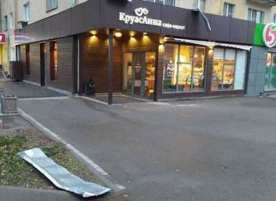 В Горроще ветром сорвало часть крыши с магазина