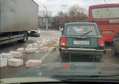 На улице Чкалова проезжую часть завалило бетонными блоками