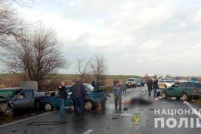 На Одесчине столкнулись три автомобиля: один погибший, шесть пострадавших