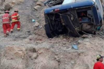 Перу - Автобус с людьми рухнул в пропасть с высоты 300 метров, десятки жертв: кадры и детали трагедии - politeka.net - Украина - Лима
