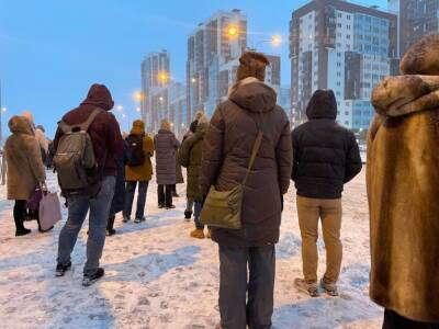 Петербургские автовладельцы предлагают за 50 рублей подвезти до метро замерзающих на остановках горожан