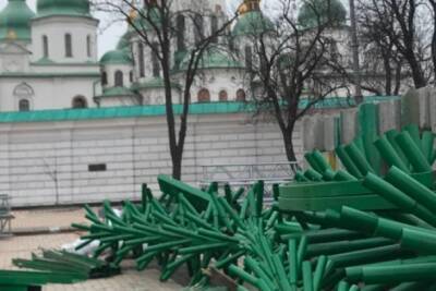 На Софийской площади в Киеве начали устанавливать новогоднюю елку