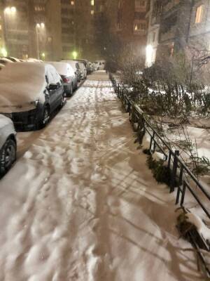 Пробки, ДТП, сугробы и «один дворник»: циклон «Бенедикт» засыпает снегом Петербург