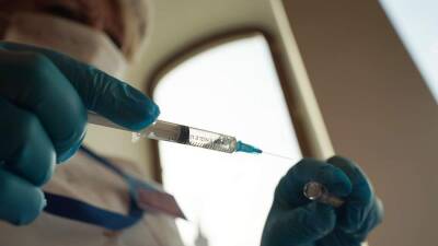 Врач заявила об эффективности вакцин против штамма «Омикрон»