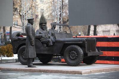 В Екатеринбурге в нескольких метрах от памятника Жукову открыли новый памятник Жукову