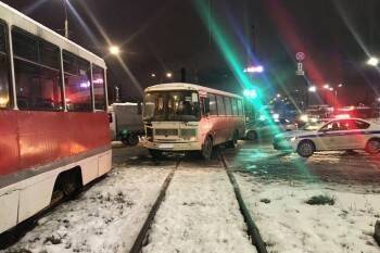 В Череповце трамвай и автобус не поделили дорогу