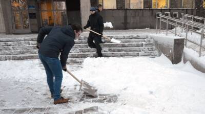 Калининский район нашел только одного дворника-волонтера для уборки снега