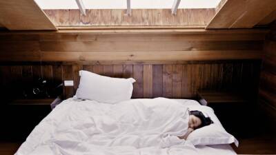 Британский врач Радж заявил, что сон в прохладной комнате замедляет процессы старения