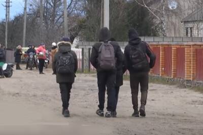 Под Киевом ученик на глазах у всех стянул с ребенка одежду и белье: директор проблемы не видит