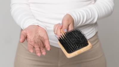 «На организм влияет и сам стресс»: почему после коронавируса выпадают волосы и как их спасти?
