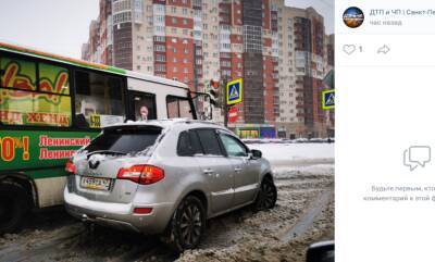 Renault и маршрутка столкнулись на обледеневшем перекрестке на юге Петербурга