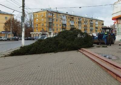 У Полетаевского рынка упала новогодняя елка