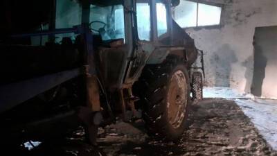 На ферме в Новосибирской области под колесами трактора погиб 17-летний парень